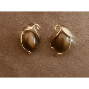 Vintage Signed CROWN TRIFARI Gold Brown Swirl Cabochon Goldtone Clip on Earrings